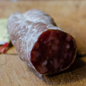 Salami mit Haselnüssen